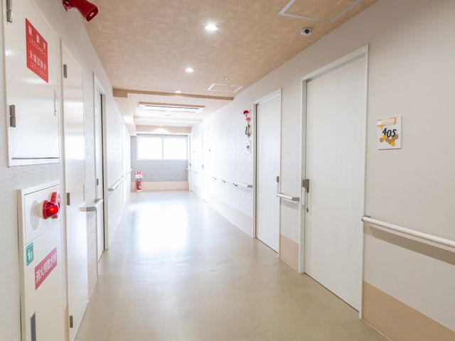 清潔感のある廊下 廊下 広々とした明るい通路は、快適にお過ごしいただける工夫がされています。手すりも完備しており、安心して歩行ができます。