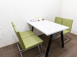 清潔な机と椅子が並ぶ空間