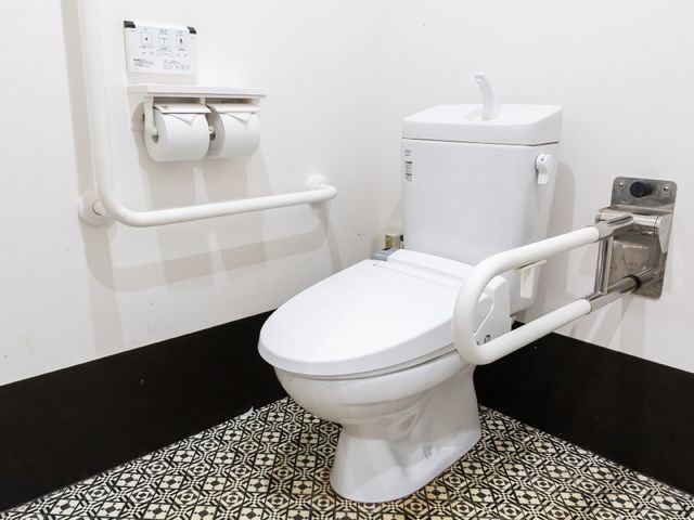 バリアフリートイレ設備 トイレ 安全と快適性を考慮したトイレ設備です。手すり付きで、安心してご利用いただける空間となっています。