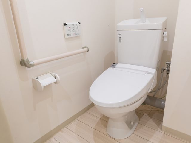 バリアフリートイレ設備 トイレ 手すり付きのトイレは利用者の安全を考慮した設計です。日々の生活をサポートする上で重要な設備が整っています。