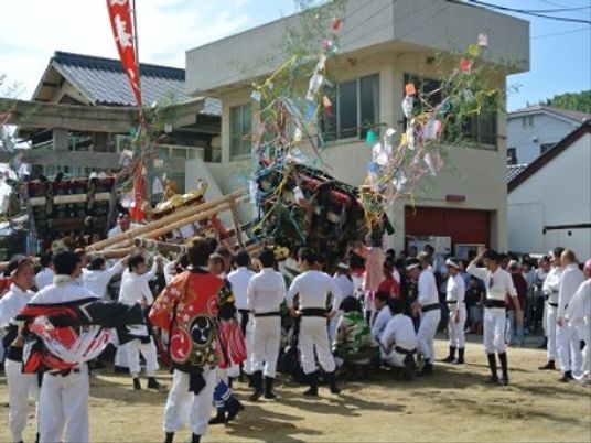 祭りの様子が活気づく広場