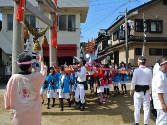 スタッフと地域行事を楽しむ