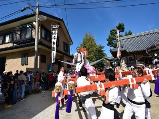 祭りの様子を伝える人々