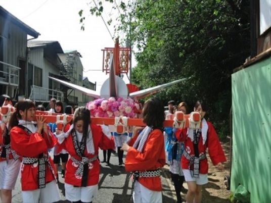 伝統的な祭りを行う集団