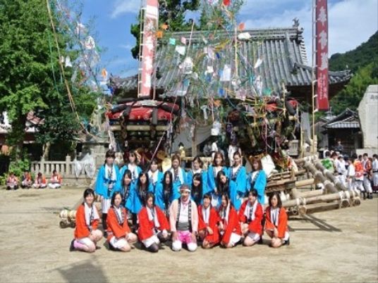 祭りの参加者集合写真