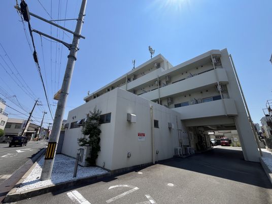 明るい建物の外観