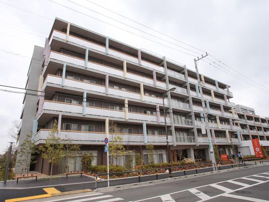 多階層のモダンな建物