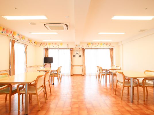 明るい食堂の空間