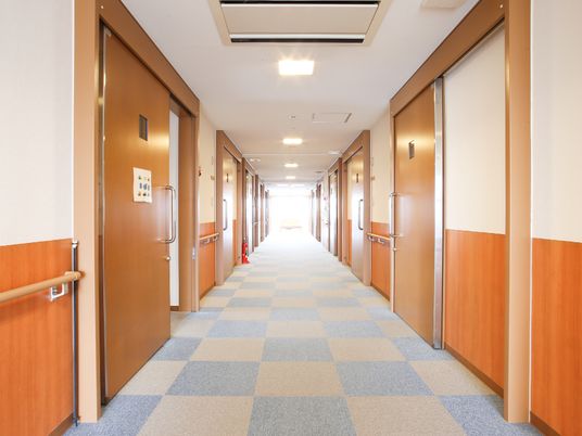 広々とした明るい廊下