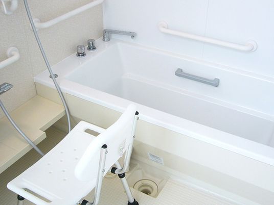 手すり付き浴室  