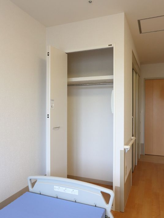 明るい居室の一角