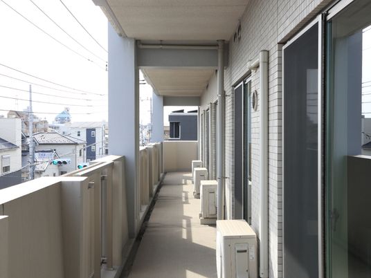 明るい廊下の一部