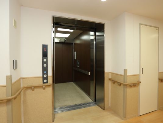 手すり付きエレベーター入口