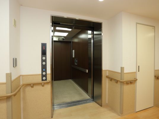 手すり付きエレベーター入口