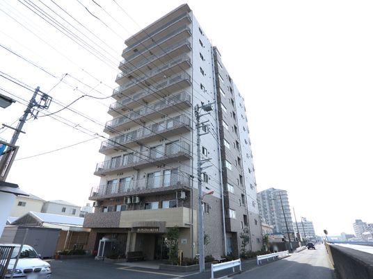多階層のモダンな建物