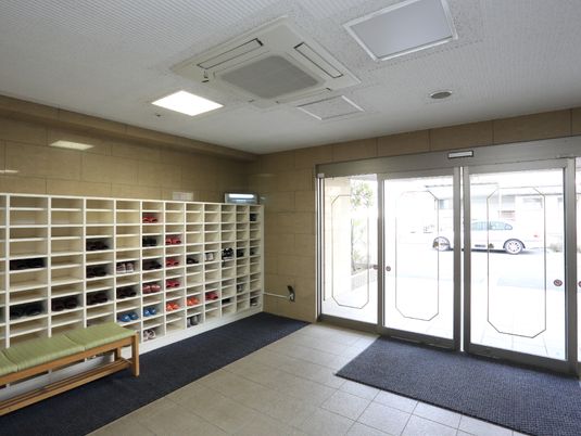 入口の明るい玄関ホール