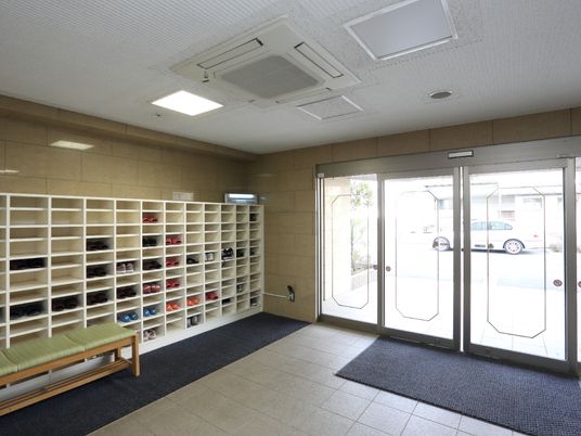 入口の明るい玄関ホール