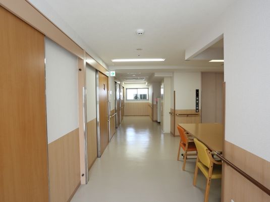 清潔な施設の廊下