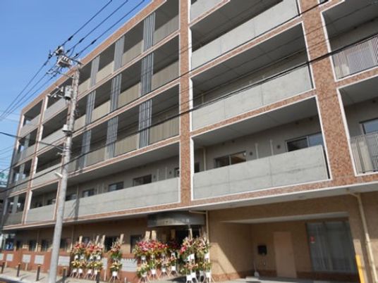 多階建ての明るい外観