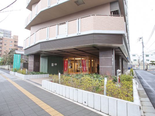 明るいエントランス外観