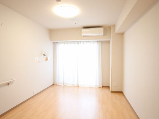 明るく広々とした居室