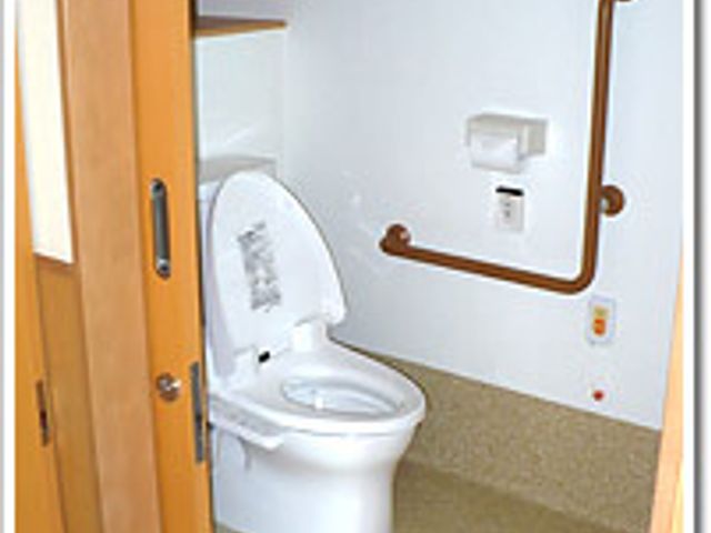 手すり付きのトイレ トイレ 安全性を考慮した手すり付きのトイレです。スムーズに利用できるよう配慮されています。