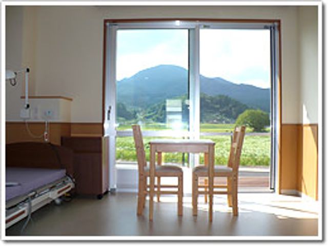 開放的な景色の居室 居室 広々とした居室で、窓から自然光がたっぷり入ります。穏やかな気分でリラックスできます。