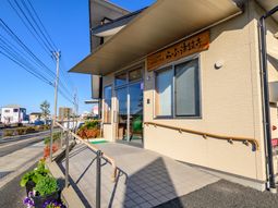 入口の明るい施設外観