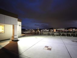 夜景を望むテラス空間