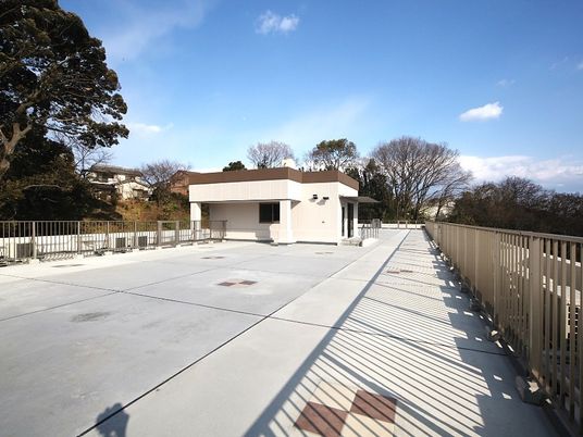 広々とした空のテラス