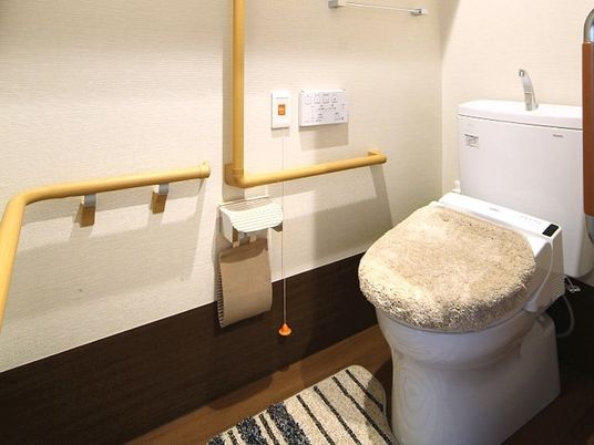 手すり付きのトイレ空間