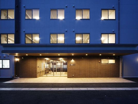 青い壁の建物エントランス