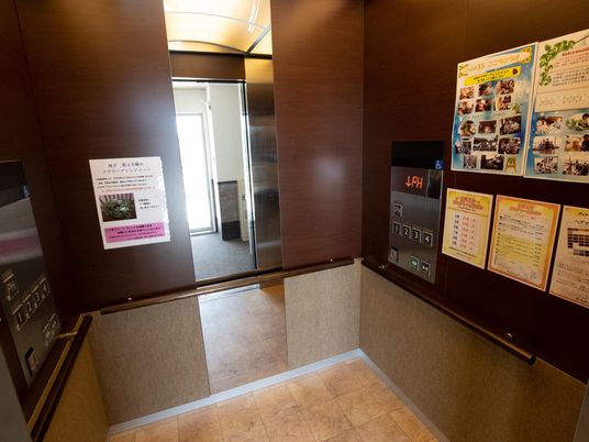 エレベーター内部の掲示物