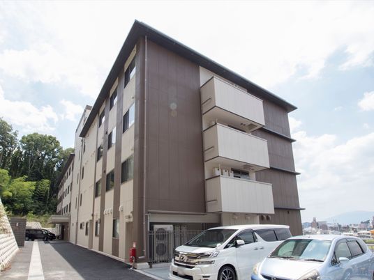 茶色い建物の外観