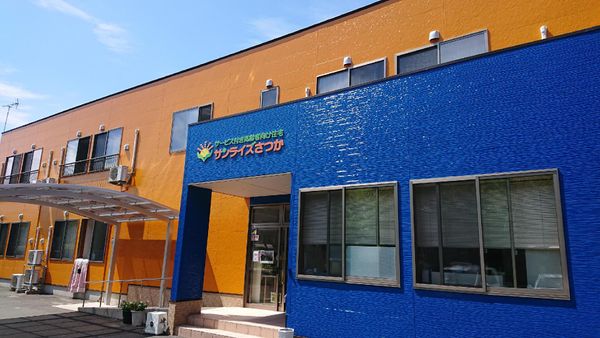 青とオレンジの建物外観