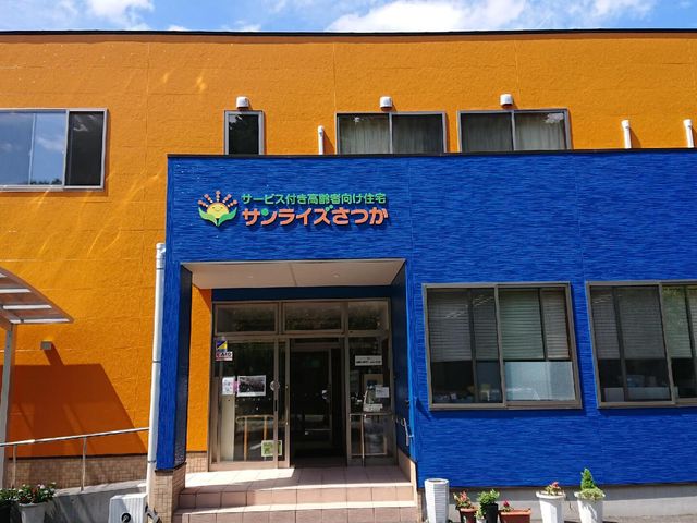 カラフルな建物の正面 正面玄関 鮮やかな外壁が目を引く快適な施設です。心地よい環境の中で、日々の業務に取り組んでいただけます。