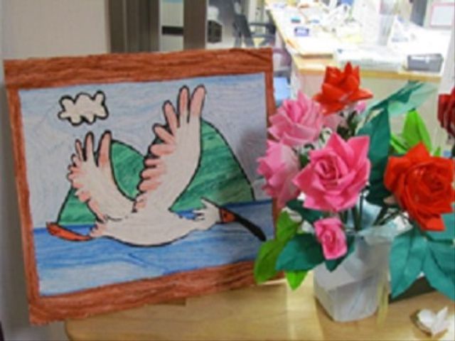 手作りのアート作品 作品 手作りで色鮮やかな作品が設置された明るい雰囲気の場所です。創造性を発揮しながら共同の時間を楽しめる環境が整っています。