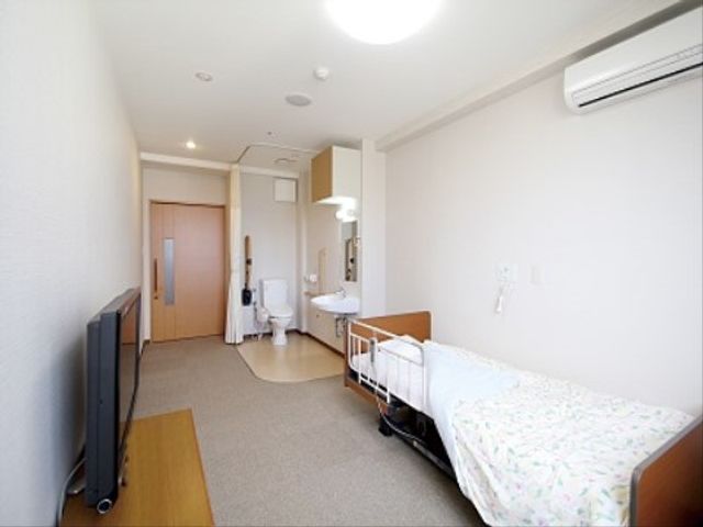 明るい個室の居室 居室 快適な暮らしを支える居室です。照明がよく、必要な備え付けが整っており、落ち着いた空間が広がっています。