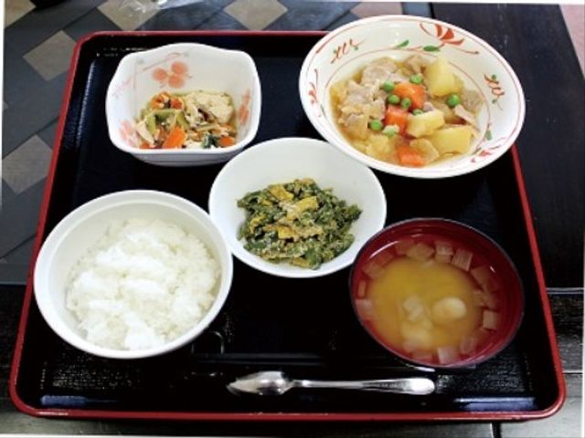 バランスの良い食事提供 食事 栄養バランスを考えた食事を提供しており、日々の健康維持をサポートします。楽しい食事の時間を過ごしていただける環境です。