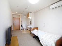 明るい居室の様子