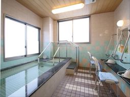 広々とした明るい浴室