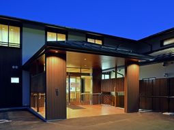 明るいエントランス外観