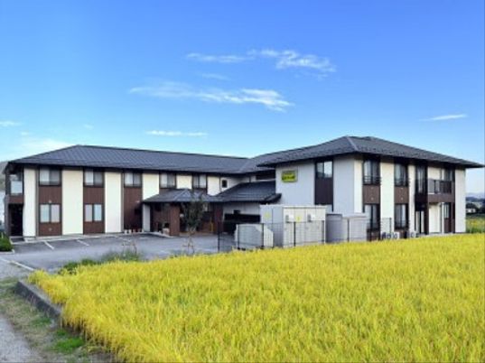 広々とした外観の建物