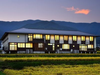 夕暮れ時の建物外観