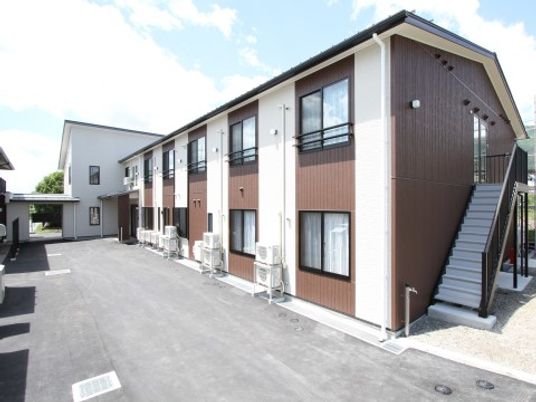 明るい日差しの居室外観