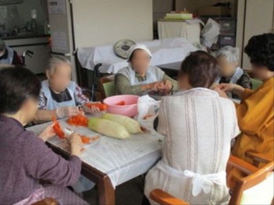料理活動支援するスタッフイメージ