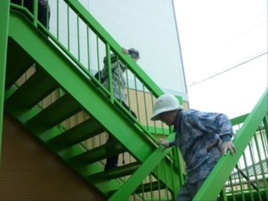 階段での介助を行うスタッフ