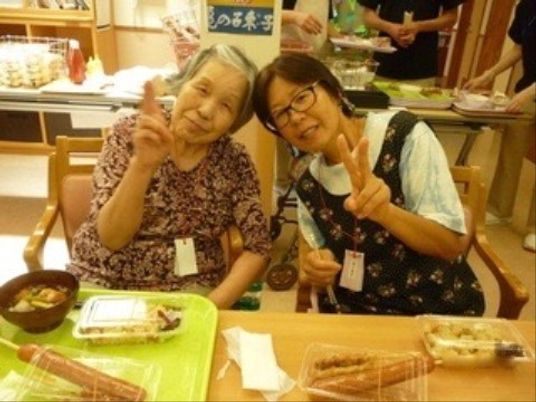 笑顔の共有食堂の一場面