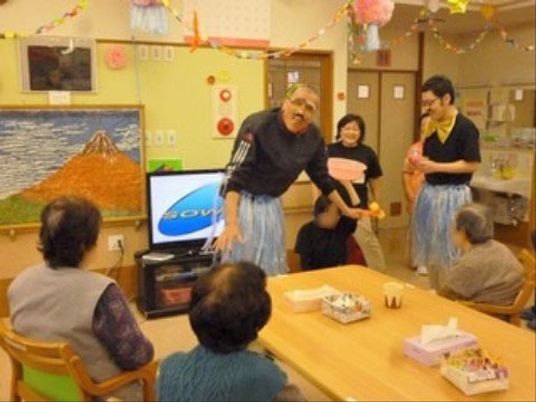 活動する人々の和室