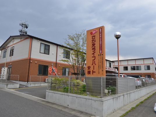 看板と建物全景